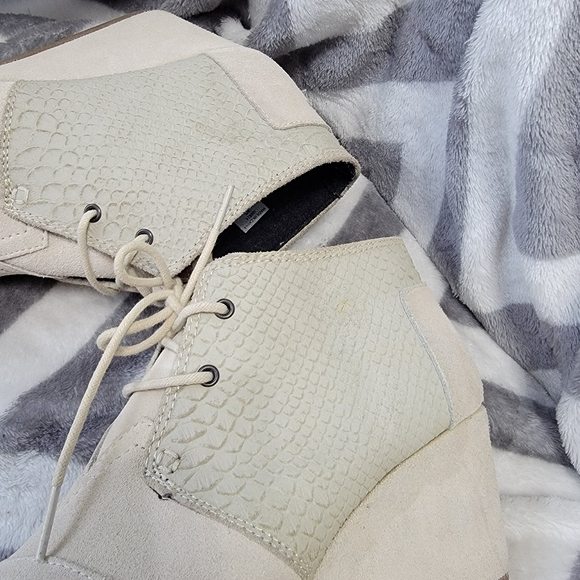 TOMS Cream Desert Suede Wedge Booties with Croc Design Size 9 - Picture 4 of 6